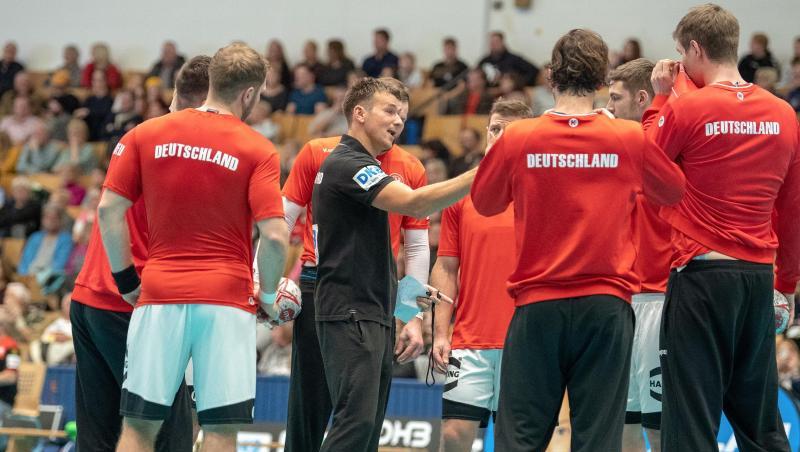 DHB-Coach Christian Prokop mit den deutschen Handballern beim Training in Berlin. DHB-Coach Christian Prokop mit den deutschen Handballern beim Training in Berlin.
