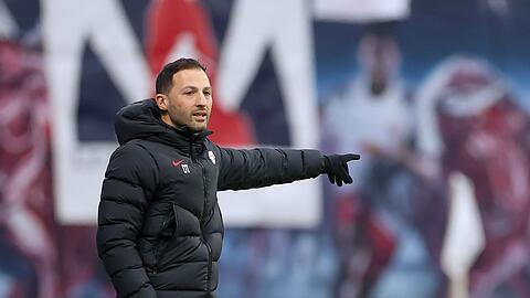 Leipzigs Trainer Domenico Tedesco gestikuliert am Spielfeldrand.
