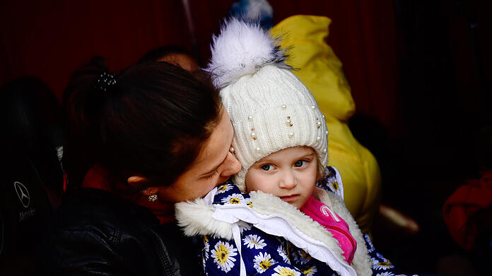 Eine geflüchtete ukrainische Frau und ein Kind - realistische Bilder und Videos vom Krieg können kleine Kinder noch nicht verarbeiten.