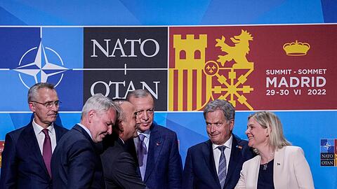 Der türkische Außenminister Mevlut Cavusoglu (l) schüttelt der schwedischen Ministerpräsidentin Magdalena Andersson die Hand. Zwischen den beiden stehen der türkische Präsident Recep Tayyip Erdogan und der finnische Präsident Sauli Niinisto (2.v.r).