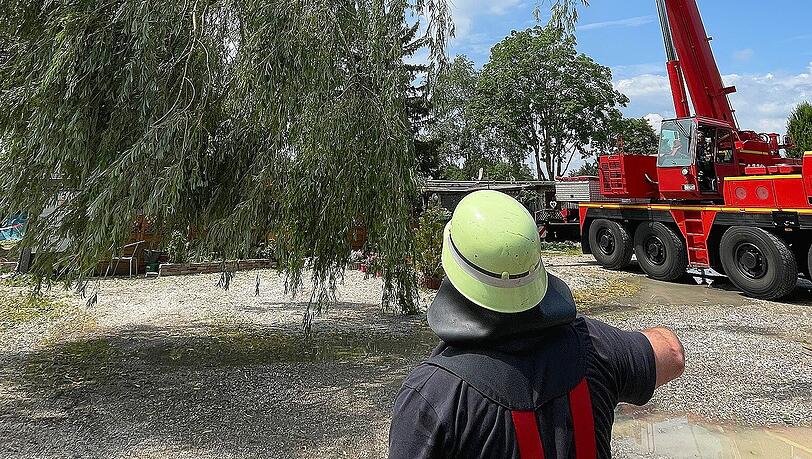 Langsam wurde der Ast angehoben, sodass er schließlich mit einer Motorsäge abgetrennt werden und der Kranführer den 500 Kilogramm schweren Ast auf einer Freifläche ablegen konnte.