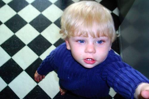 Da ging es ihm noch halbwegs gut. Als die Sanitäter &bdquo;Baby P&ldquo; im vergangenen August tot in seinem Bett fanden, war das Gesicht des Buben kaum noch zu erkennen.