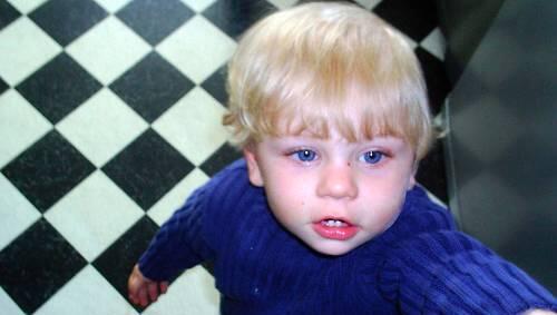 Da ging es ihm noch halbwegs gut. Als die Sanitäter „Baby P“ im vergangenen August tot in seinem Bett fanden, war das Gesicht des Buben kaum noch zu erkennen. Da ging es ihm noch halbwegs gut. Als die Sanitäter „Baby P“ im vergangenen August tot in seinem Bett fanden, war das Gesicht des Buben kaum noch zu erkennen.