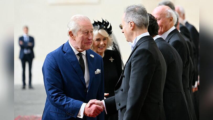 König Charles und Königin Camilla begrüßen bei ihrer Ankunft Repräsentanten des Vatikans.