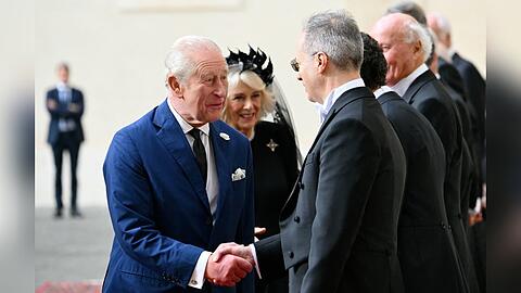 König Charles und Königin Camilla begrüßen bei ihrer Ankunft Repräsentanten des Vatikans.