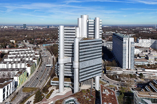 Der HVB-Tower ist der Unternehmenssitz der Unicredit-Bank. Das Geb&auml;ude steht an der Richard-Strauss-Stra&szlig;e, Ecke Denninger Stra&szlig;e, direkt am Mittleren Ring im Arabellapark.