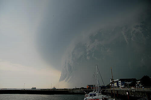 Eine Windhose, die die Duene vor Helgoland am Montag, 12. Juli 2010, verwüstete