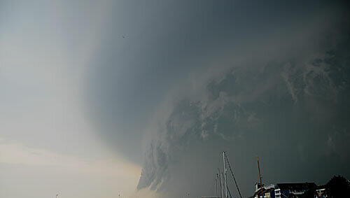 Eine Windhose, die die Duene vor Helgoland am Montag, 12. Juli 2010, verwüstete Eine Windhose, die die Duene vor Helgoland am Montag, 12. Juli 2010, verwüstete