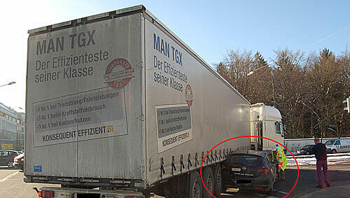 Voll erwischt hat der Lkw den Pkw Voll erwischt hat der Lkw den Pkw
