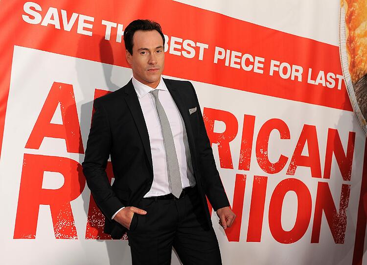 Der vierte Teil des us-amerikanischen Teenie-Klassikers "American Pie" hat in Los Angeles Premiere gefeiert - und Jason Biggs, Tara Reid, Chris Klein, Mena Suvari und Sean William Scott sind alle wieder mit dabei. Der vierte Teil in Original-Besetzung wird im April 2012 auch in Deutschland unter dem Titel "American Reunion - Das Klassentreffen" auf der Leinwand erscheinen. Sehen Sie hier die besten Bilder vom roten Teppich des legendären Chinese Theatres in Hollywood.