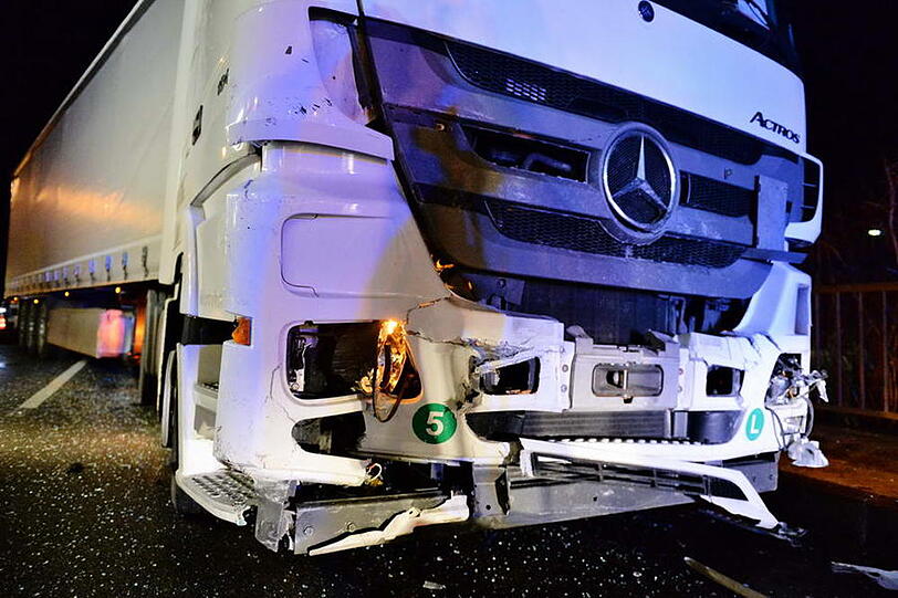 74-Jähriger Mann aus Neuss kollidiert mit einem Sattelzug bei Traunreut. Er stirbt im Krankehnaus. Hier die Bilder der Bergungsaktion.
