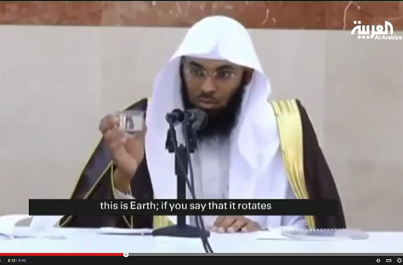 Demonstration mit Wasserglas: Scheich Bandar al-Khaibari ist sich sicher. Die Welt kann sich gar nicht drehen.