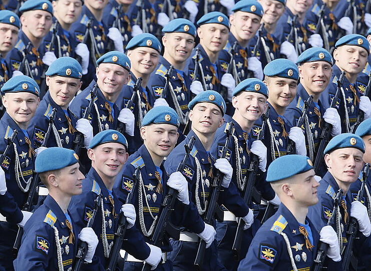 Auf dem Roten Platz in Moskau hat die größte Militärparade der russischen Geschichte begonnen. Zum 70. Jahrestag des Sieges der Sowjetunion über Hitlerdeutschland nahm Kremlchef Wladimir Putin die pompöse Waffenschau ab.