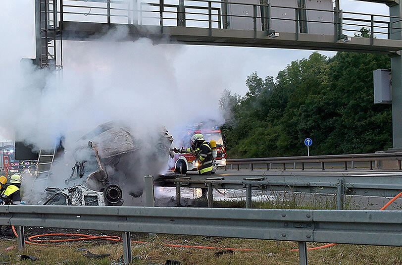 Am Sonntagmorgen ist auf der A94 ein Mann in seinem Auto verbrannt - Bilder vom Feuerwehreinsatz.