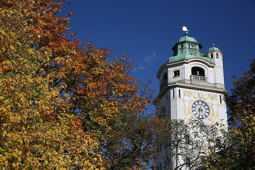 Farbenpracht am Müller&rsquo;schen Volksbad vor stahlblauem Himmel.