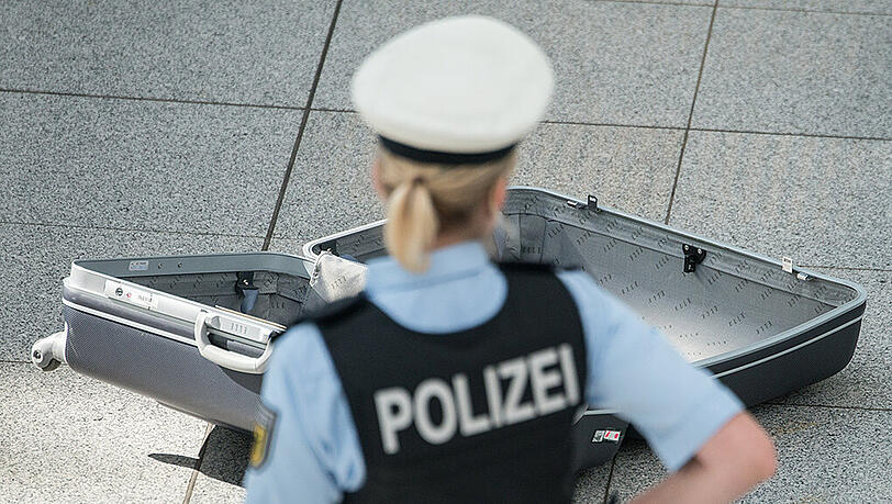 Ein herrenloser Koffer sorgte am Mittwoch für Alarm am Nürnberger Hauptbahnhof. (Archivbild) Ein herrenloser Koffer sorgte am Mittwoch für Alarm am Nürnberger Hauptbahnhof. (Archivbild)