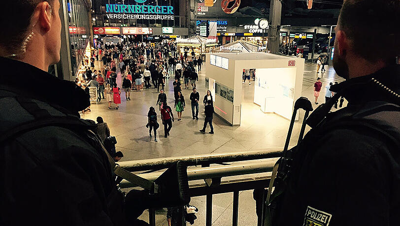 Am Hauptbahnhof muss die Bundespolizei täglich Auskünfte geben. Am Hauptbahnhof muss die Bundespolizei täglich Auskünfte geben.