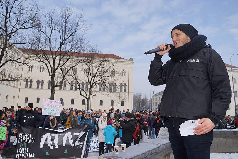 Sprecher Viktor Gebhart (Animals United) bei Kundgebung: Hunderte Demonstranten setzten sich am Samstag für Zirkus ohne Tiere ein.