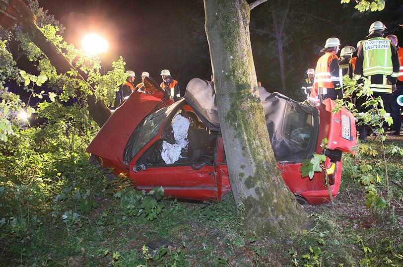 Ein mit vier Personen besetzter VW Cabrio wurde in der Nacht auf Freitag an einen Baum geschleudert. Die Bilder vom Einsatz.