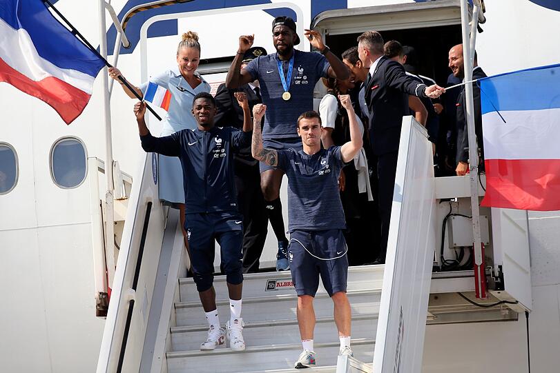 Die Spieler der französischen Fußballnationalmannschaft kommen am Flughafen Charles de Gaulle in Paris an.