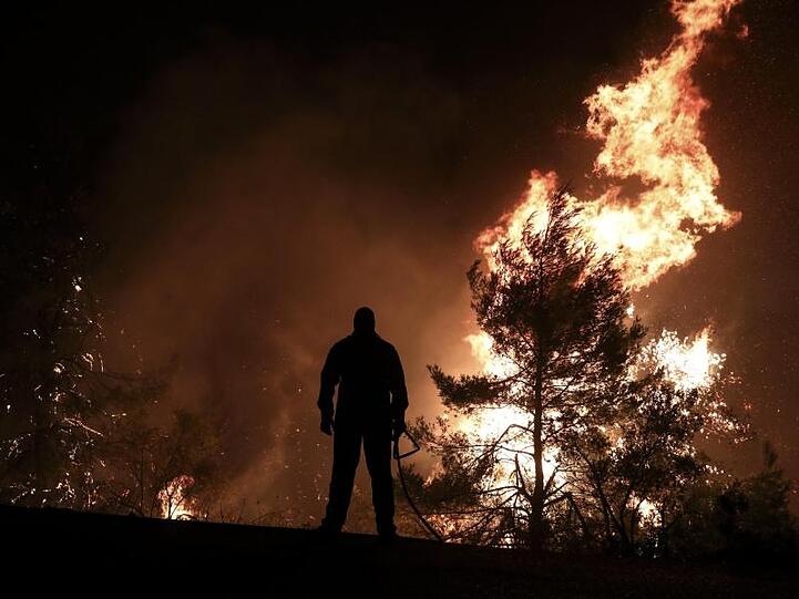 In der Nacht waren Hunderte Feuerwehrleute und freiwillige Helfer im Einsatz gewesen. In vielen Fällen mussten die Feuerwehrleute in Gärten und Höfen von Häusern gegen die Flammen kämpfen.