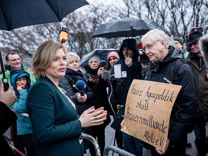 Landwirtschaftsministerin Julia Klöckner diskutiert mit den Demonstranten.