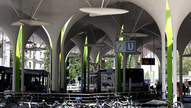 Der Busbahnhof: Hübsch? Hässlich? Oder hübsch hässlich? Der Busbahnhof: Hübsch? Hässlich? Oder hübsch hässlich?