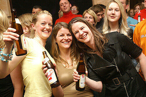 Drei Damen mit Stiegl-Bier: Wer hier feiert, tut&rsquo;s natürlich nur mit den passenden Getränken.