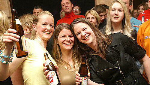 Drei Damen mit Stiegl-Bier: Wer hier feiert, tut’s natürlich nur mit den passenden Getränken. Drei Damen mit Stiegl-Bier: Wer hier feiert, tut’s natürlich nur mit den passenden Getränken.