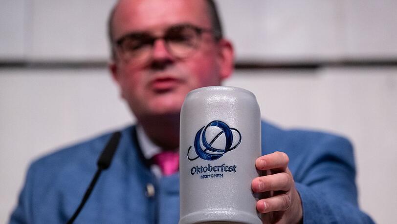 Wiesnchef Clemens Baumgärtner (CSU) präsentiert das neue Logo des Oktoberfests. Wiesnchef Clemens Baumgärtner (CSU) präsentiert das neue Logo des Oktoberfests.