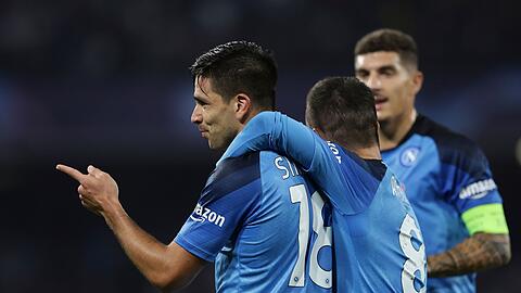 Giovanni Simeone (l) vom SSC Neapel jubelt über sein Tor zum 1:0.