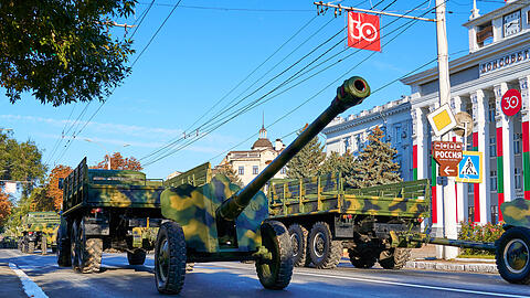 Eine Militärparade findet vor dem Parlamentsgebäude in Tiraspol in Transnistrien statt. Das Gebiet steht unter der Kontrolle von prorussischen Separatisten.