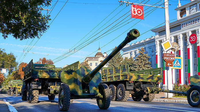 Eine Militärparade findet vor dem Parlamentsgebäude in Tiraspol in Transnistrien statt. Das Gebiet steht unter der Kontrolle von prorussischen Separatisten.