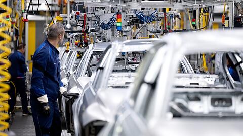 Autos werden im Münchner BMW-Stammwerk gefertigt. Der Hersteller hält das Verbrenner-Verbot ab 2035 für zu früh.