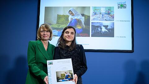 First Lady Elke B&uuml;denbender steht hier zusammen mit der Gewinnerin Elise Blanchard vor dem pr&auml;mierten Foto.