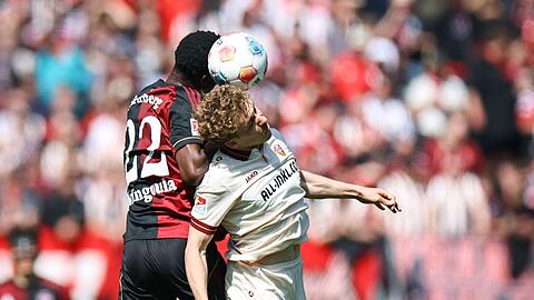 Viele Zweik&auml;mpfe pr&auml;gten das Spiel, hier zwischen N&uuml;rnnbergs Rabby Nzingoula (l) und Luca Herrmann.