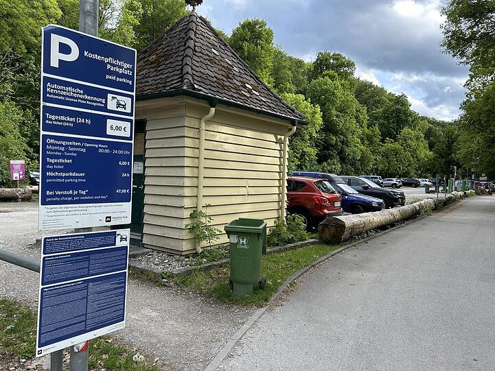 Bei der Einfahrt ist in aller K&uuml;rze zusammengefasst, wie die Bezahlregeln auf dem Parkplatz P2 an der Siebenbrunner Stra&szlig;e sind. Doch die &bdquo;Karenzzeit&ldquo; von 15 Minuten steht wohl eher im Kleingedruckten.