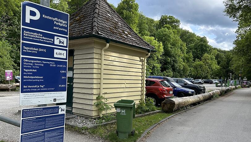 Bei der Einfahrt ist in aller K&uuml;rze zusammengefasst, wie die Bezahlregeln auf dem Parkplatz P2 an der Siebenbrunner Stra&szlig;e sind. Doch die &bdquo;Karenzzeit&ldquo; von 15 Minuten steht wohl eher im Kleingedruckten.