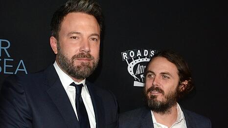 Ben (li.) und Casey Affleck mussten sich von ihrer Mutter verabschieden.