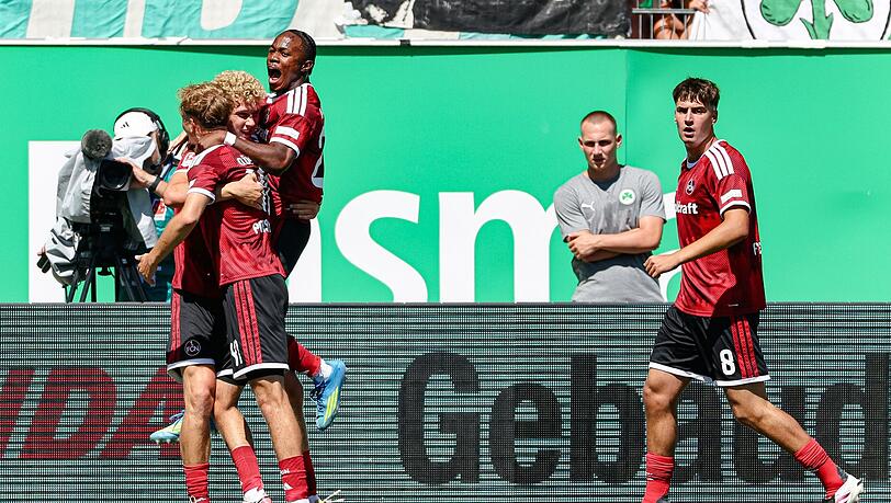 N&uuml;rnbergs Spieler jubeln &uuml;ber den Derbysieg in F&uuml;rth.