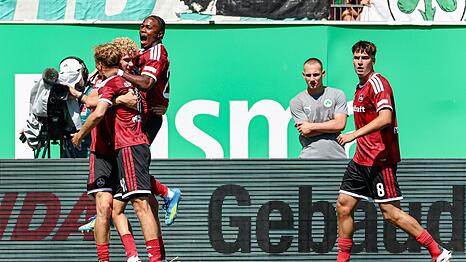 N&uuml;rnbergs Spieler jubeln &uuml;ber den Derbysieg in F&uuml;rth.