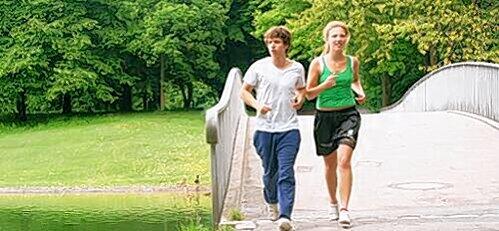 Joggen im Ostpark: Wer in der Nähe von Grünflächen lebt, hat viele Möglichkeiten für die Freizeitgestaltung.