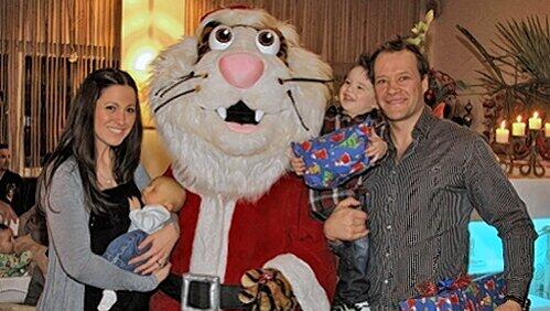 Nikolaus Pucki hatte bei der Tigers-Weihnachtsfeier viel zu tun: Hier beschenkt er die Familie Wilm, Papa Clarke, Söhnchen Ryder und Mama Andrea mit Baby Logan. Nikolaus Pucki hatte bei der Tigers-Weihnachtsfeier viel zu tun: Hier beschenkt er die Familie Wilm, Papa Clarke, Söhnchen Ryder und Mama Andrea mit Baby Logan.