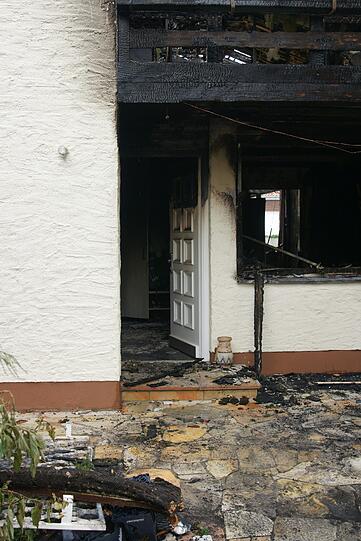 Völlig verkohlt: Brenos Villa in Grünwald ist völlig abgefackelt. Jetzt ermittelt die Staatsanwaltschaft gegen den Bayern-Star