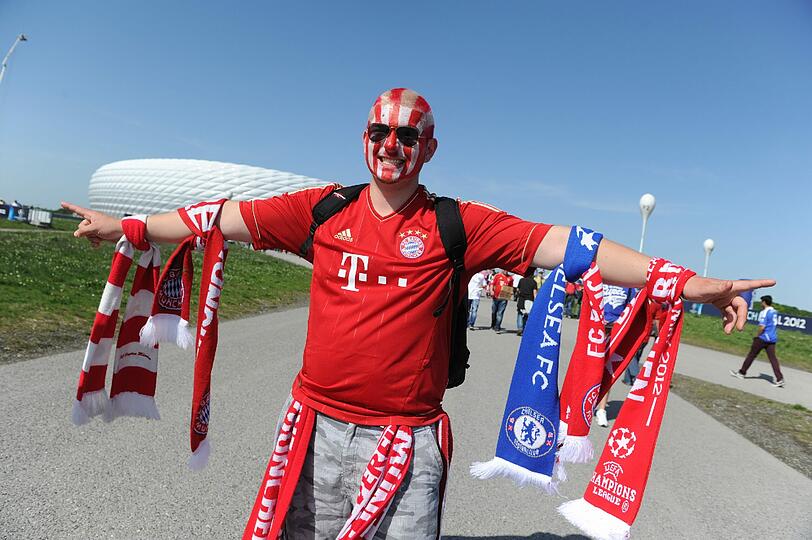 Der Countdown läuft: Die Fans machen sich auf zur Arena.