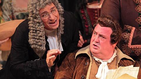 Der Notar (Christian Rieger) und Ochs auf Lerchenau (Peter Rose) im &bdquo;Rosenkavalier&ldquo;.