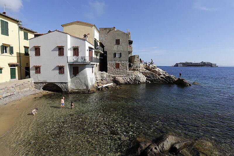 Die Costa Concordia verlässt endlich Giglio - Die Bilder von der letzten Reise zum Abwracken.