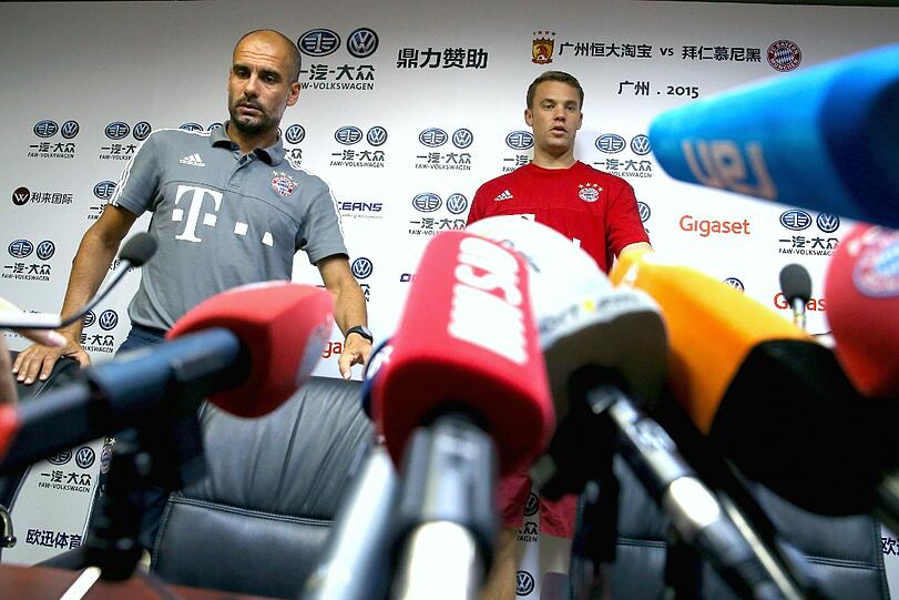 Wenige Stunden nach der Ankunft gaben Pep Guardiola und Manuel Neuer die erste Pressekonferenz.