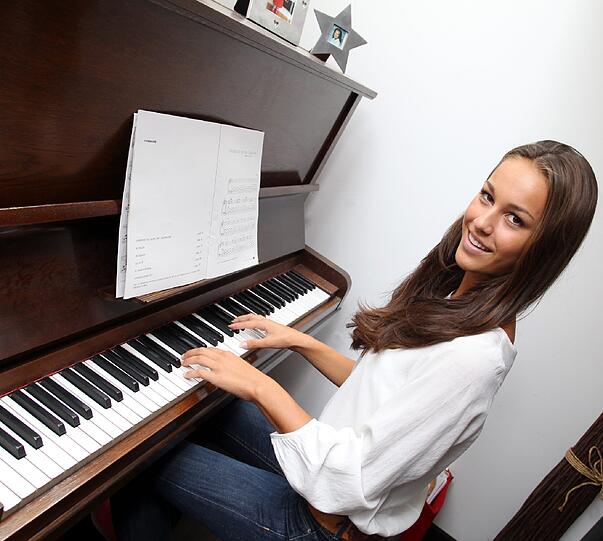 Die schöne Giulia Schmitt wollte ursprünglich Ballett-Tänzerin werden. Jetzt versucht sie ihr Glück mit einer Karriere als Model. Wird sie die Schönste Müncherin werden?