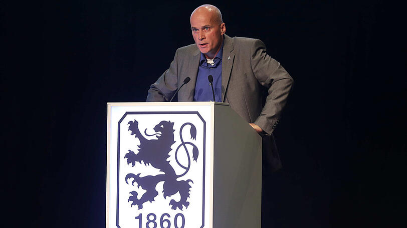 Löwen-Präsident Robert Reisinger spricht während der Mitgliederversammlung des TSV 1860 München.